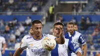 Pemain depan Real Madrid Eden Hazard (kiri) bersaing dengan gelandang Deportivo Alaves  Pere Pons pada partai perdana La Liga Spanyol musim 2020/2021 di Estadio de Mendizorroza, Minggu dini hari WIB (15/8/2021). Real Madrid menang telak 4-1. (Josep LAGO / AFP)