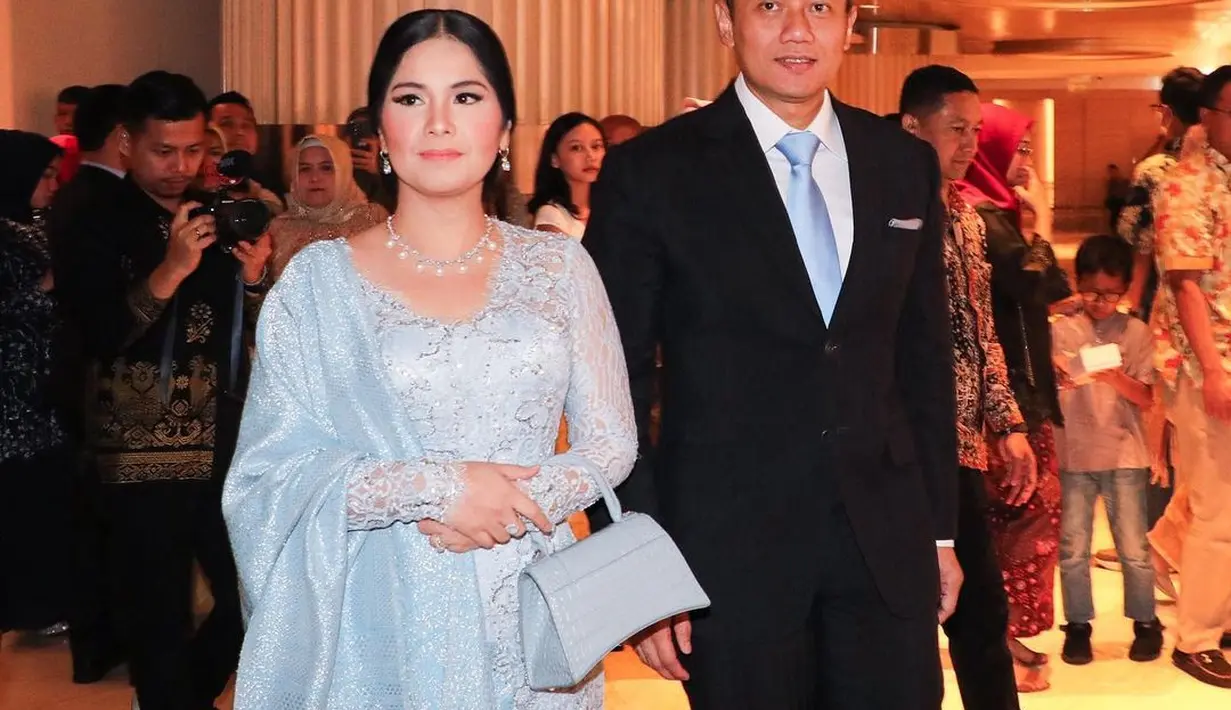 Lagi, Annisa Pohan tampak menghadiri acara pernikahan kerabat bersama sang suami. Annisa Pohan tampil ayu dengan kebaya biru muda disempurnakan dengan selendang dan tas tangan yang serasi. [Foto: Instagram/annisayudhoyono]