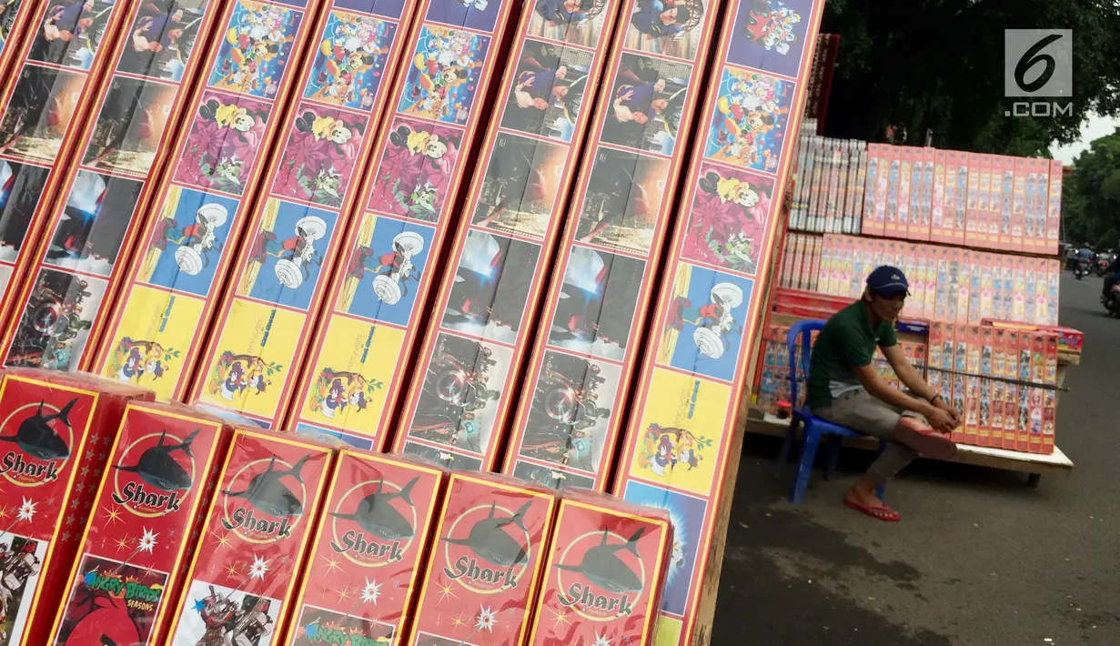 Pedagang menjual kembang api di sepanjang kawasan Pasar Gembrong, Jakarta, Kamis (28/12). Menjelang perayaan malam pergantian tahun, penjual kembang api mulai meramaikan sejumlah sudut Ibukota. (Liputan6.com/Immanuel Antonius)