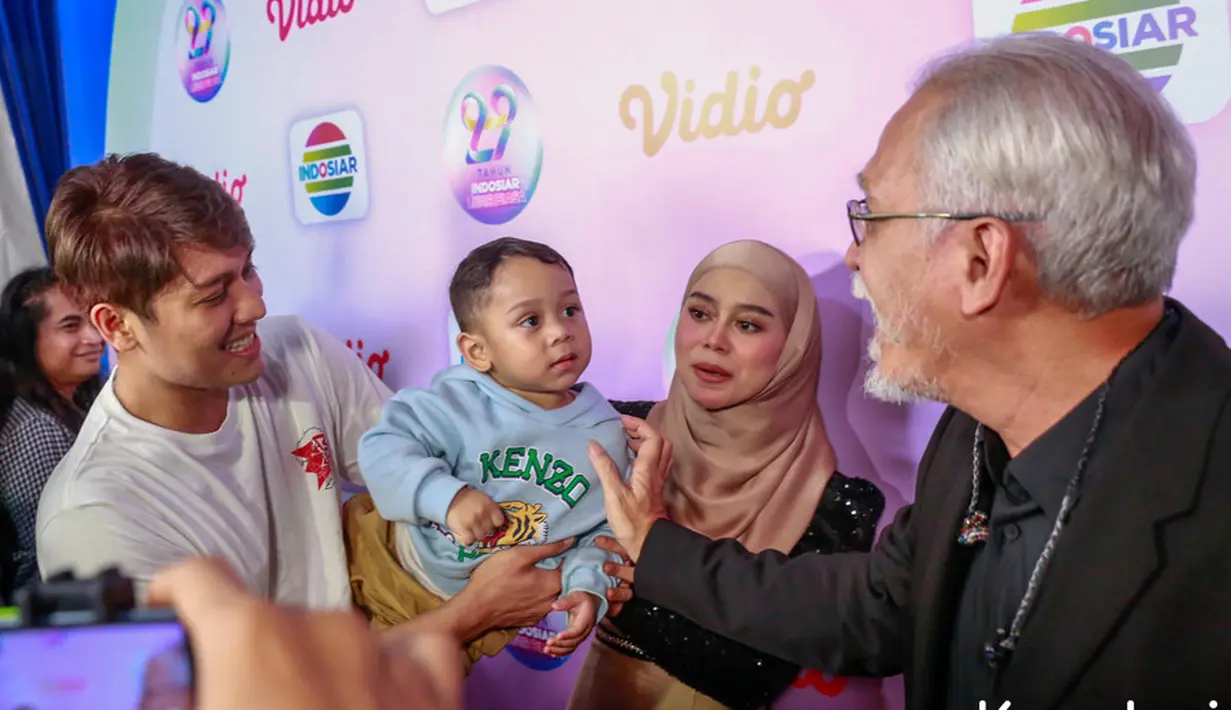 "Dari zaman Dede masih gadis zaman, rambutnya masih segini (pendek)," ungkap Lesti Kejora ditempat yang sama. [KapanLagi.com®/Muhammad Akrom Sukarya]