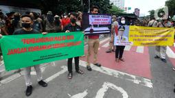 Relawan membentang poster saat pasukan Satpol PP yang hendak mengosongkan bangunan SDN Pondok Cina 1, Depok, Jawa Barat, Minggu (11/12/2022). Satpol PP Pemkot Depok melakukan pemindahan aset dan menggusur bangunan SDN Pondok Cina 1 pada Minggu pagi. (merdeka.com/Arie Basuki)