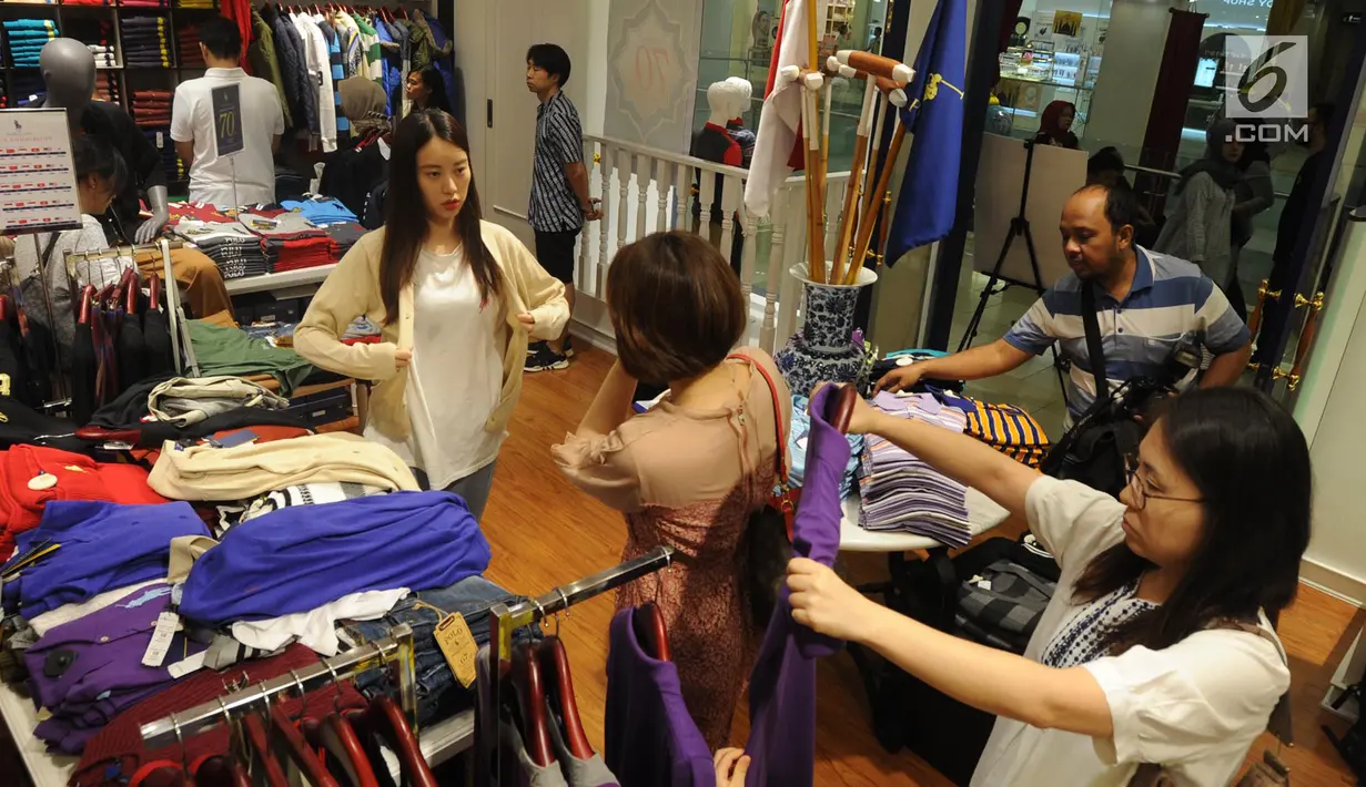Pengunjung memilih pakaian yang didiskon di Polo Ralph Lauren Indonesia di Gandaria City Mall, Jakarta (3/6). Dua pekan jelang Idul Fitri, sejumlah toko pakaian memberi diskon besar-besaran kepada pembeli. (Merdeka.com/Arie Basuki)