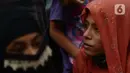 Pengungsi etnis Rohingya melakukan aksi di depan Gedung UNHCR, Jakarta, Jumat (26/11/2021). Unjuk rasa dilakukan menuntut pemerintah Indonesia dan UNHCR agar lebih memperhatikan nasib pengungsi sebagai manusia yang lebih dari 9 tahun tak kunjung diperhatikan. (merdeka.com/Imam Buhori)