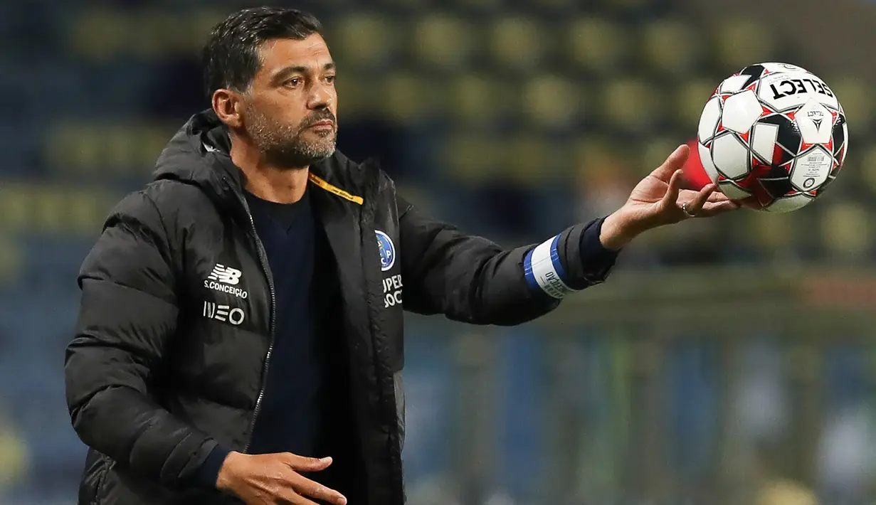 Pelatih FC Porto, Sergio Conceicao, memperhatikan timnya saat melawan Maritimo pada laga lanjutan Liga Portugal di Dragao Stadium, Porto, Kamis (10/6/2020) waktu setempat. Porto menang tipis 1-0 atas Maritimo. (AFP/Jose Coelho/Pool)