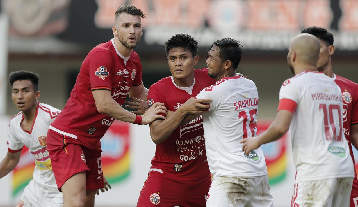 Bek Persija Jakarta, Fachruddin Aryanto, saat melawan Perseru Badak Lampung pada laga Liga 1 2019 di Stadion Patriot, Bekasi, Minggu (1/9). Persija takluk 0-1 dari Badak Lampung. (Bola.com/M Iqbal Ichsan)