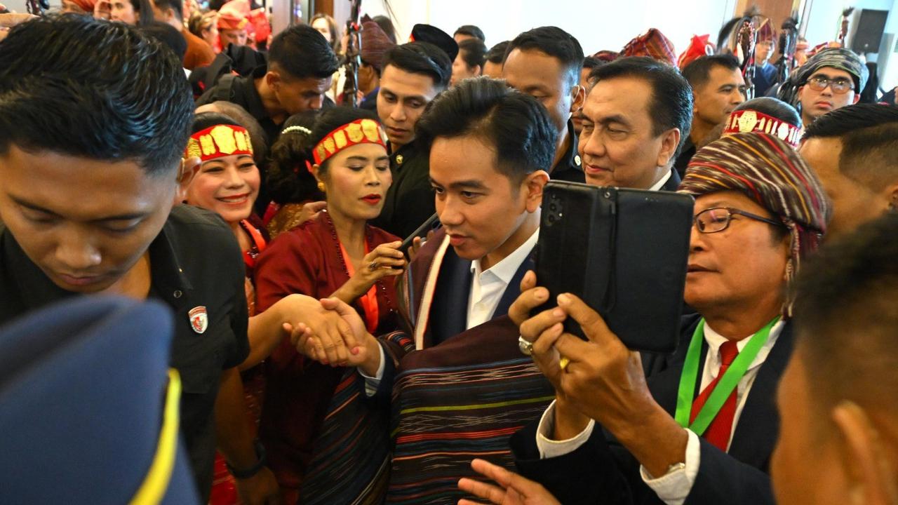 VIDEO: Momen Gibran Diundang Eks Politisi Senior PDIP, Sekabupaten Datang "Artinya Apa, Matahari?"