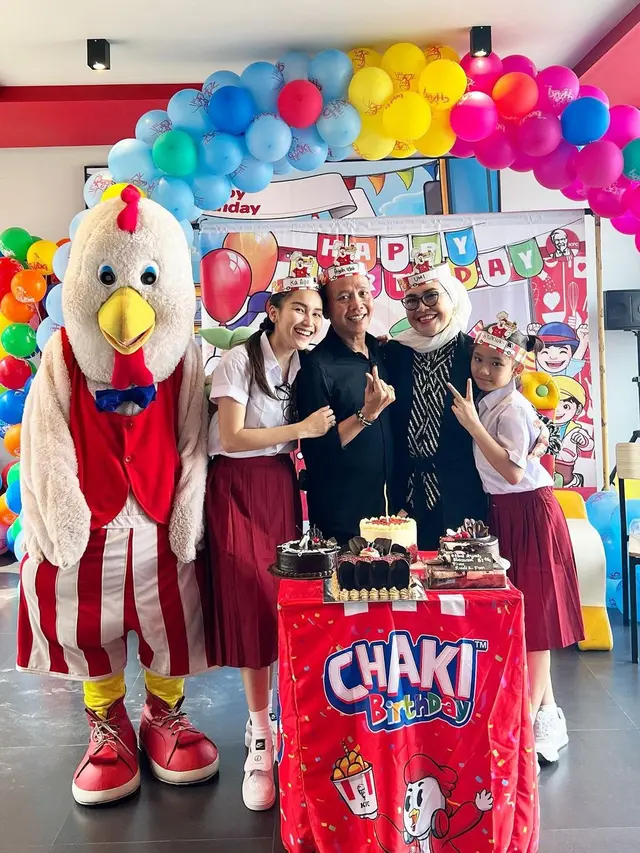 6 Gaya Ayu Ting Ting Nostalgia Pakai Seragam SD di Pesta Ultah Ayah Ojak