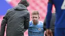 Gelandang Manchester City, Kevin De Bruyne berdiri dibantu oleh staf medis setelah mengalami cedera saat bertanding melawan Chelsea pada pertandingan semifinal Piala FA di Stadion Wembley di London, Inggris, Minggu (18/4/2021). Chelsea menang tipis atas City 1-0. (AP Photo/Ian Walton, Pool)