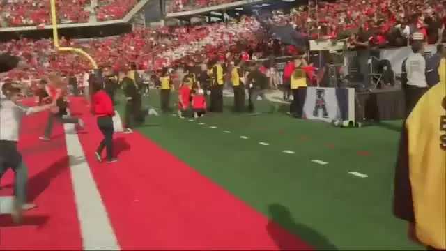 Kerusuhan terjadi di pertandingan American Football olah raga khas Amerika Serikat saat tim University of Houston bertemu Temple University di final wilayah.