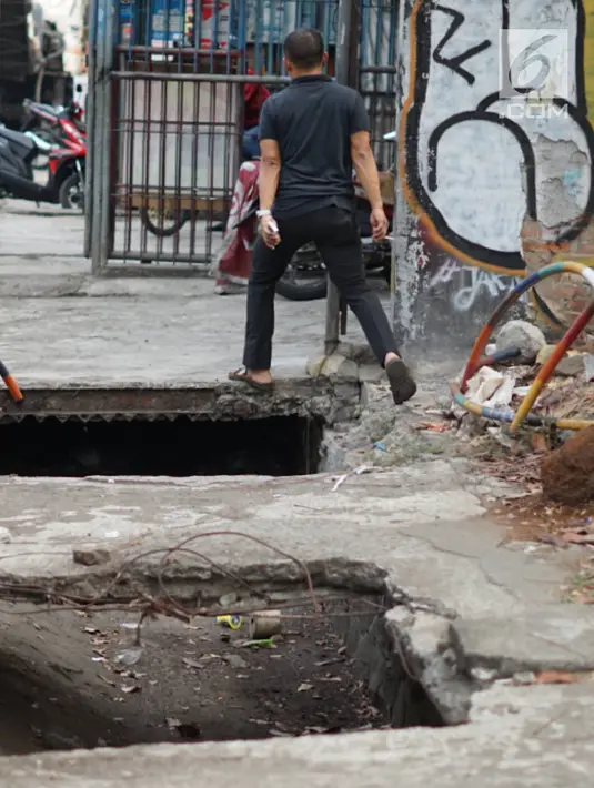 Pejalan kaki menghindari trotoar yang rusak dan berlubang di Jalan Raya Pasar Minggu, Jakarta, Jumat (13/9/2019). Selain mengganggu kenyamanan, kondisi trotoar yang rusak tersebut juga membahayakan pejalan kaki, terutama saat malam hari. (Liputan6.com/Immanuel Antonius)
