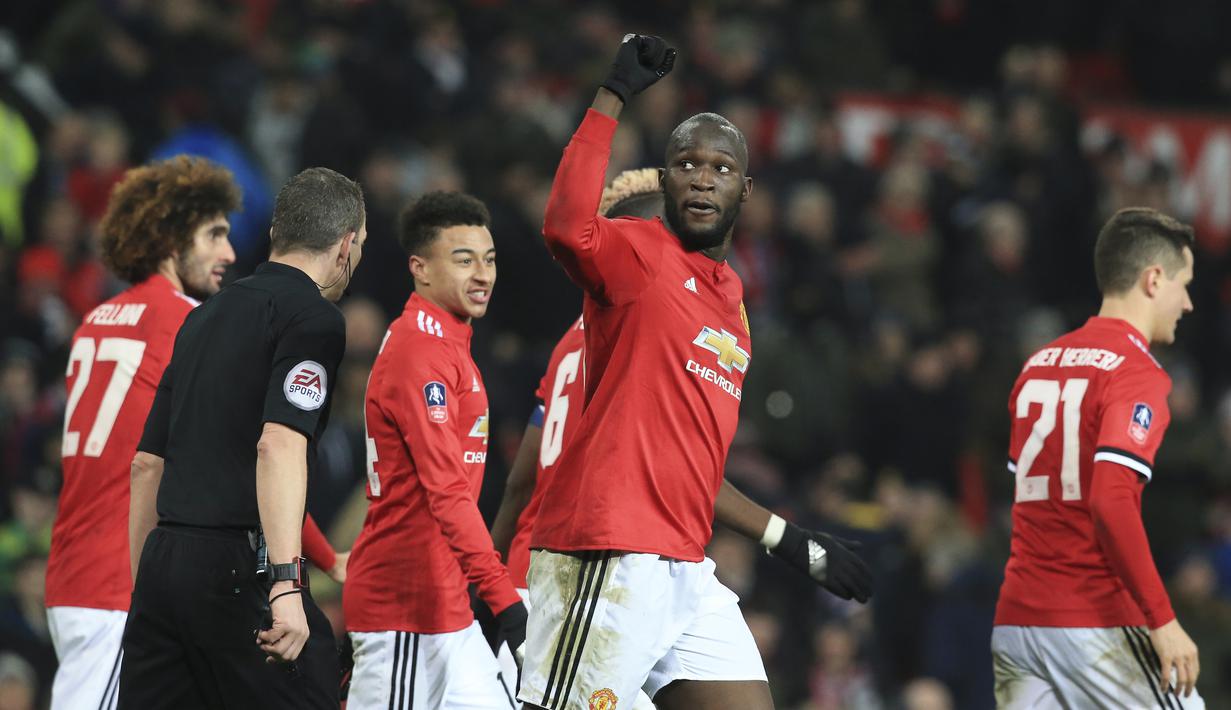 Romelu Lukaku (tengah) menrayakan gol bersama rekan-rekannya saat melawan Derby County pada laga PIala FA di Old Trafford, Manchester, (5/1/2018). Manchester United menang 2-0. (AFP/Lindsey Parnaby)
