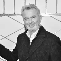 Sam Neill pada  2024. (Evan Agostini/Invision/AP)