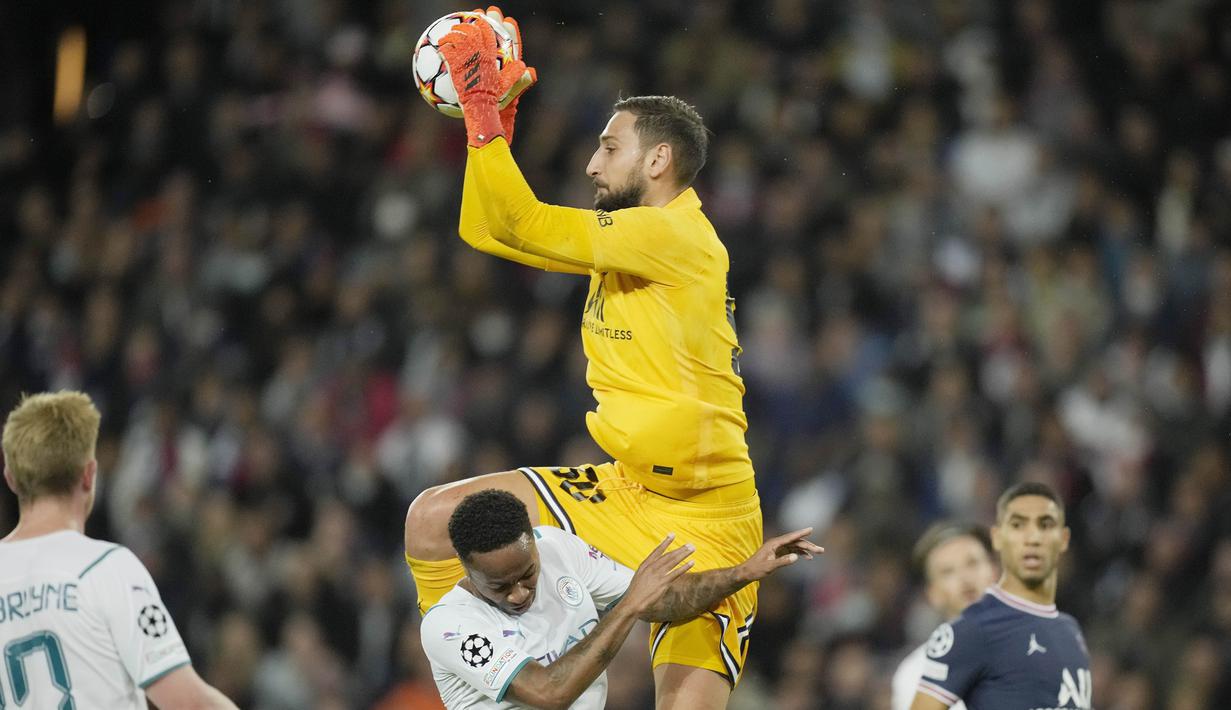 Gianluigi Donnarumma akhirnya bikin debut di Liga Champions. Dia tampil gemilang dan membantu Paris Saint-Germain mengalahkan Manchester City. (AP/Christophe Ena)