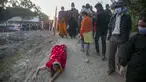 Seorang umat Hindu Nepal berbaring sujud, sebagai bagian dari ritual, di tepi Sungai Bagmati selama festival Chhath Puja di Kathmandu, Nepal, Rabu (10/11/2021). Selama Chhath, sebuah festival Hindu kuno, ritual dilakukan untuk terima kasih kepada Dewa Matahari. (AP Photo/Niranjan Shrestha)