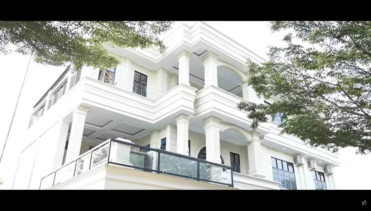 Potret Rumah Baru Rey Utami