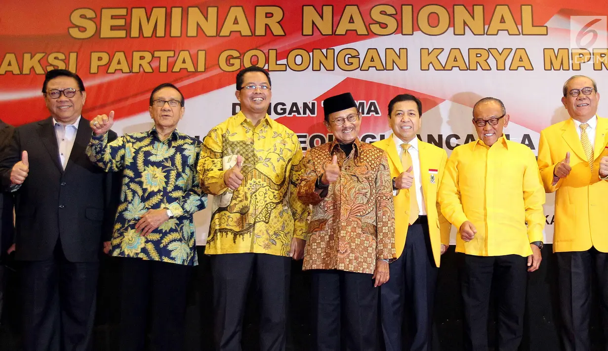 Tokoh Partai Golkar Agung Laksono (kiri), Akbar Tandjung (kedua kiri), Mahyudin (ketiga kiri), BJ Habibie (tengah), Setya Novanto (ketiga kanan), Aburizal Bakrie (kedua kanan) saat Seminar Nasional, Jakarta, Kamis (19/10). (Liputan6.com/Johan Tallo)