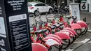 Deretan sepeda sewa yang terbengkalai terparkir di Pasar Baru, Jakarta, Rabu (30/11/2022). Dinas Perhubungan DKI Jakarta akan menarik 218 unit sepeda sewa di 67 titik tambat di Ibu Kota secara bertahap karena kesulitan pendanaan dari operator. (Liputan6.com/Faizal Fanani)
