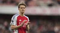 Ekspresi kecewa pemain Arsenal, Martin Odegaard setelah timnya kalah dari Bournemouth dalam laga lanjutan Liga Inggris 2024/2025 di Emirates Stadium, London, Inggris, Sabtu (03/05/2025) waktu setempat. (AP Photo/Kin Cheung)