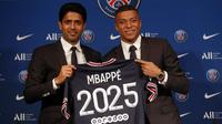 Striker Paris Saint-Germain (PSG) Kylian Mbappe (kanan) menunjukkan jerseynya dengan Presiden PSG Nasser Al-Khelaifi saat konferensi pers di Stadion Paris des Princes, Paris, Prancis, 23 Mei 2022. Keputusan Kylian Mbappe menolak Real Madrid dan berkomitmen untuk PSG selama tiga musim lagi menandai dimulainya proyek pembangunan klub juara Liga Prancis tersebut. (AP Photo/Michel Spingler)