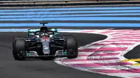 Pembalap Mercedes, Lewis Hamilton, mencatat waktu tercepat pada latihan bebas kedua F1 GP Prancis, Jumat (22/6/2018). (Twitter/F1)