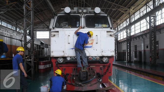 Mekanik KAI melakukan perbaikan sebuah lokomotif di Dipo Lokomotif Jatinegara, Jakarta.(Liputan6.com/Angga Yuniar)