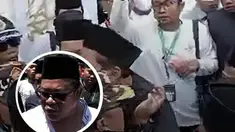 Sejumlah pemuda yang mengatasnamakan perwakilan kader Nahdlatul Ulama (NU) se-Indonesia menggelar aksi protes terhadap jalannya Muktamar ke-35 NU di Ponpes Bahrul Ulum, Jombang, Jawa Timur.

Perwakilan massa aksi, Fathoni, mendesak pimpinan sidang diganti karena dinilai tidak sesuai dengan nama y...