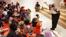 Pendongeng menyampaikan cerita dalam acara Festival Cerita Nusantara dan Dunia di Perpustakaan Nasional, Jakarta, Sabtu (14/9/2019). Acara tersebut merupakan rangkaian dari kegiatan Perpusnas Expo 2019 yang berlangsung pada 5-22 September 2019. (Liputan6.com/Immanuel Antonius)