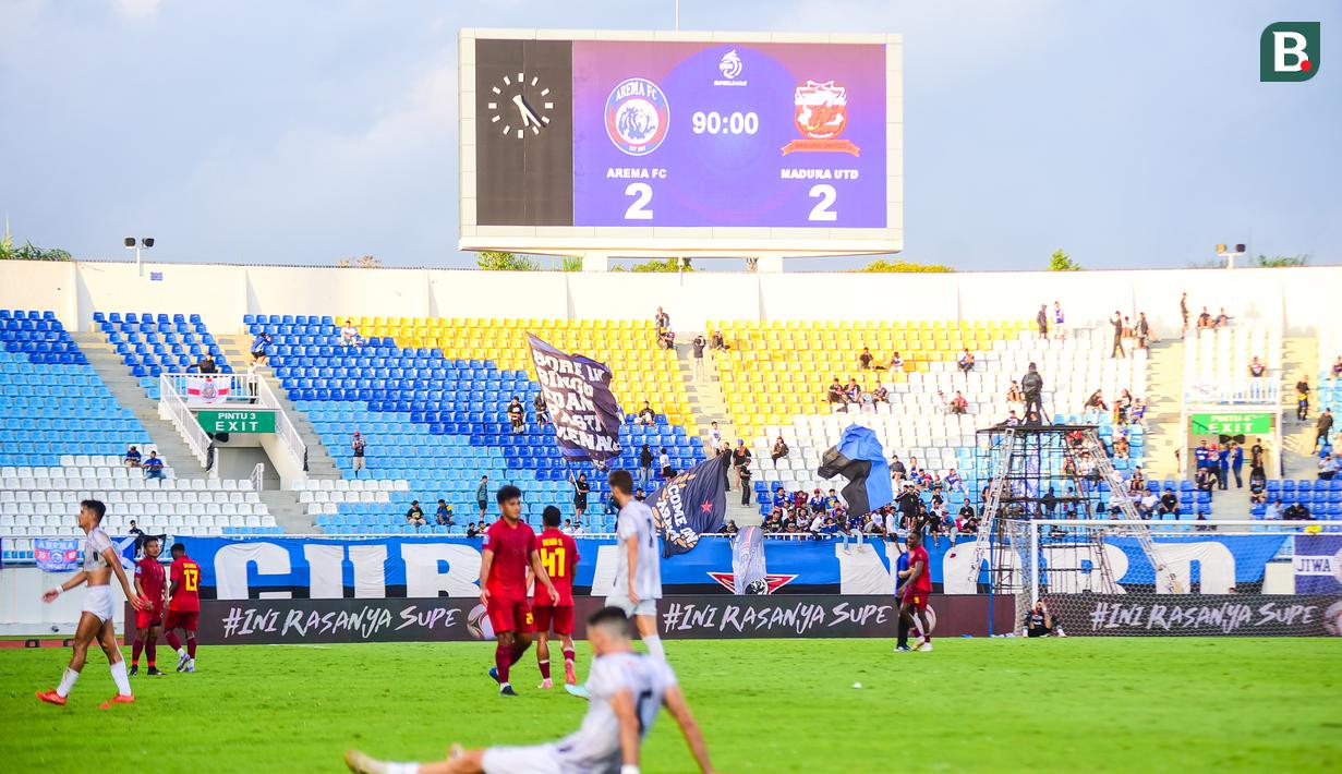 Laga bertajuk Derby Jawa Timur tersebut berakhir imbang dengan skor 2-2. Dua gol tuan rumah Arema FC dicetak oleh Iksan Lestaluhu. Sementara dua gol lawan dicetak oleh Lulinha. (Bola.com/Iwan Setiawan)