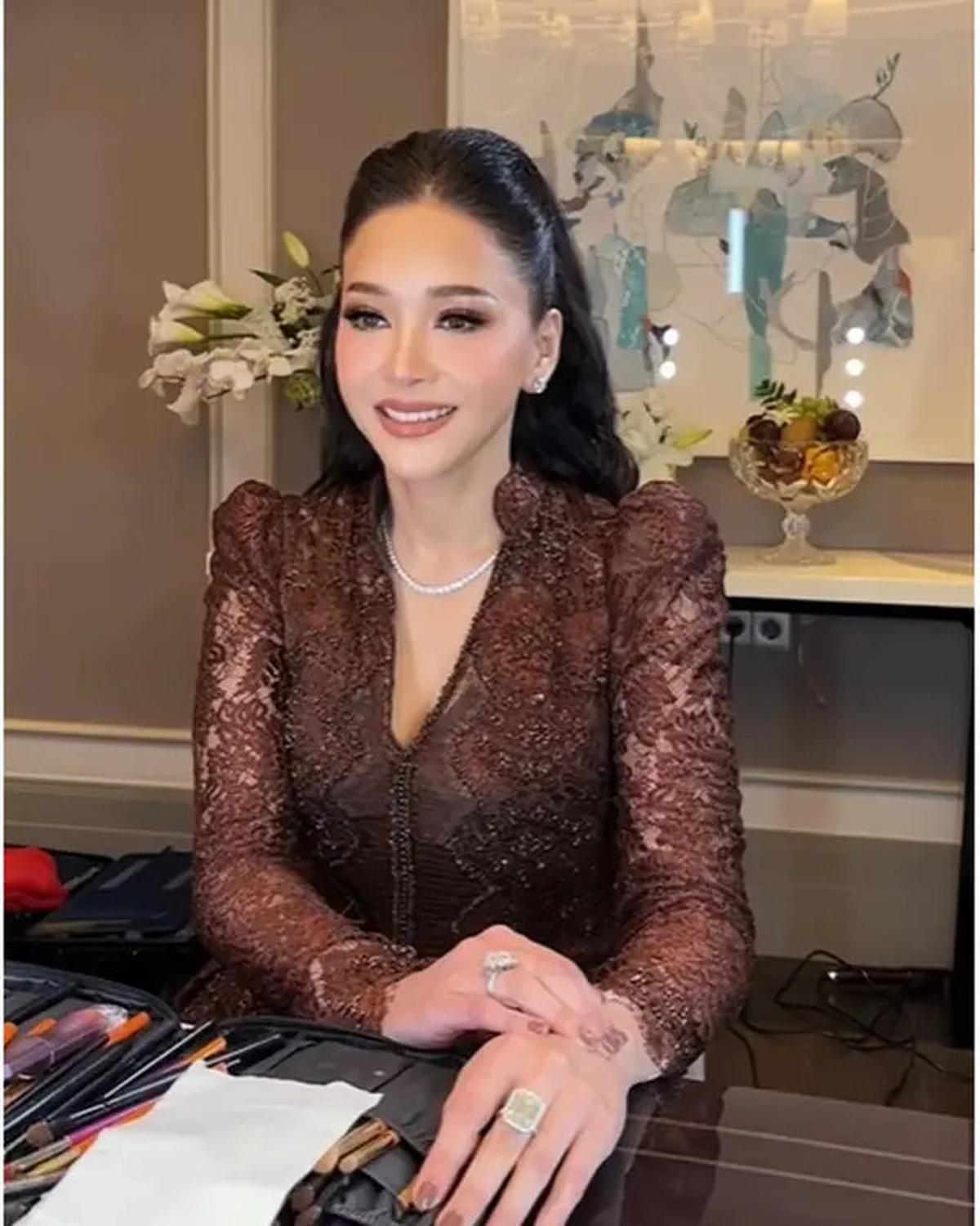 6 Potret Detail Outfit Maia Estianty di Intimate Dinner Al Ghazali-Alyssa Daguise