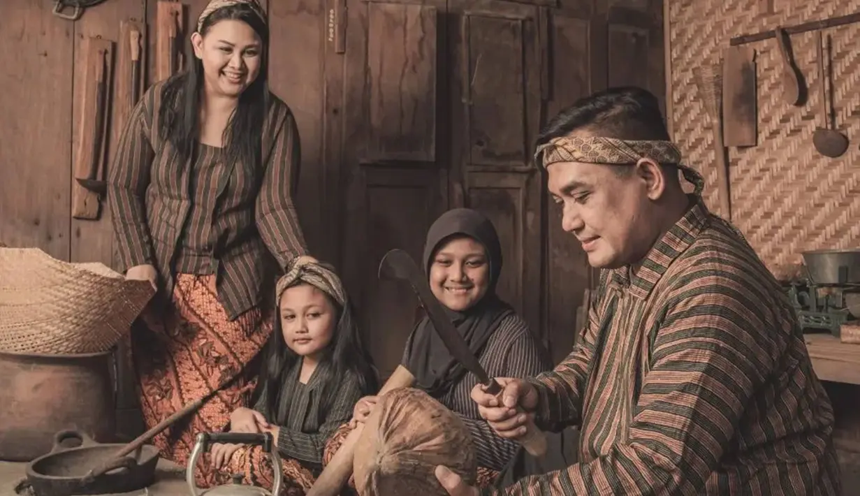 Namanya sempat populer usai mengikuti ajang pencarian bakat, kini sosok Tia AFI memang sudah jarang menghiasi layar kaca. Dalam momen pemotretan keluarga ini banyak para penggemar memberikan berbagai tanggapan dan menyapa penyanyi kelahiran Surakarta tersebut. (Liputan6.com/IG/@tia_afi2)