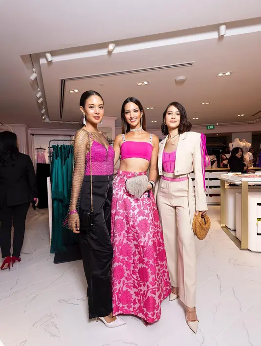 Rambut panjang Nia yang hanya digerai makin munculkan aura bak artis Bollywood, kamu setuju? [@ramadhaniabakrie]