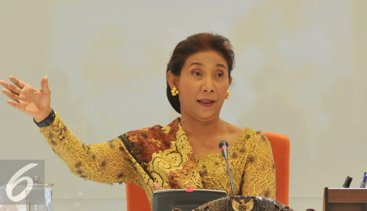 Menteri Kelautan dan Perikanan, Susi Pudjiastuti memberikan keterangan saat konferensi pers di Kantor Kementerian, Jakarta, Kamis (15/10/2015). Susi berencana akan menenggelamkan 14 dari 18 kapal pada 19-20 Oktober 2015. (Liputan6.com/Andrian M Tunay)