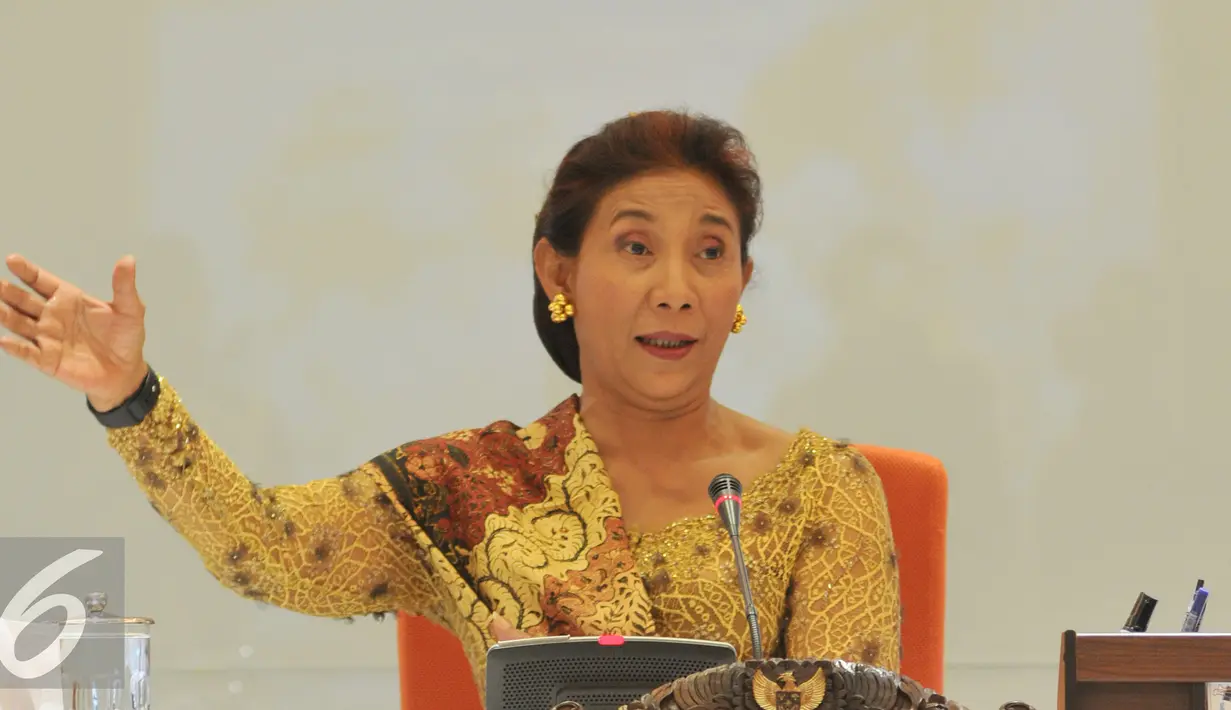 Menteri Kelautan dan Perikanan, Susi Pudjiastuti memberikan keterangan saat konferensi pers di Kantor Kementerian, Jakarta, Kamis (15/10/2015). Susi berencana akan menenggelamkan 14 dari 18 kapal pada 19-20 Oktober 2015. (Liputan6.com/Andrian M Tunay)