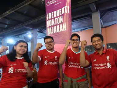 Anggota Komunitas penggemar Liverpool, Bigreds, melakukan selebrasi saat&nbsp;Roaring Night Premier League Liverpool vs Tottenham Hotspur di Park 15th Kemang, Jakarta Selatan, Minggu (5/5/2024). (Bola.com/M Iqbal Ichsan)