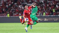 Pemain Timnas Indonesia, Ramadhan Sananta berebut bola dengan pemain St Kitts and Nevis, Mervin Lewis dalam laga semifinal FIFA Series 2026 di Stadion Utama Gelora Bung Karno (SUGBK), Senayan, Jakarta, Jumat (27/03/2026). (Bola.com/M Iqbal Ichsan)