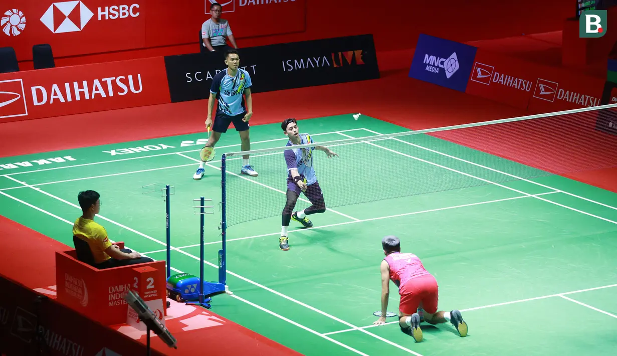 Mohammad Ahsan/Hendra Setiawan yang kini berperingkat 11 BWF mampu memenangi babak 32 besar Indonesia Masters 2023 dengan melakukan comeback dan balik memukul ganda kuat Jepang, Akira Koga/Taichi Saito dengan rubber game 17-21, 21-19 dan 21-10. (Bola.com/M Iqbal Ichsan)