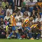   Gelandang Valencia, Geoffrey Kondogbia (kanan) melakukan selebrasi usai mencetak gol ke gawang Real Madrid, pada laga lanjutan La Liga 2017-2018, di Stadion Santiago Bernabeu, Senin (28/8/2017) dini hari WIB. Pertandingan berakhir imbang 2-2.  (AFP/Curt