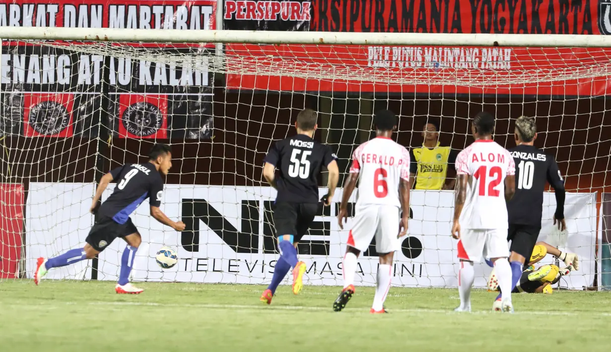Penyerang Arema Cronus, Samsul Arif berhasil mencetak gol melalui penalti pada babak 8 besar Piala Jenderal Sudirman melawan Persipura di Stadion Maguwoharjo, Sleman, Minggu (13/12/2015). (Bola.com/Nick Hanoatubun)