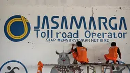 Tiga mural maskot Asian Games 2018 bergambar Bhin Bhin, Atung dan Kaka menghiasi kolong Jembatan Layang Tol Bintaro, Jakarta, Senin (13/8). Mural tersebut dibuat untuk sosialisasi dan mendukung perhelatan Asian Games. (Liputan6.com/Fery Pradolo)