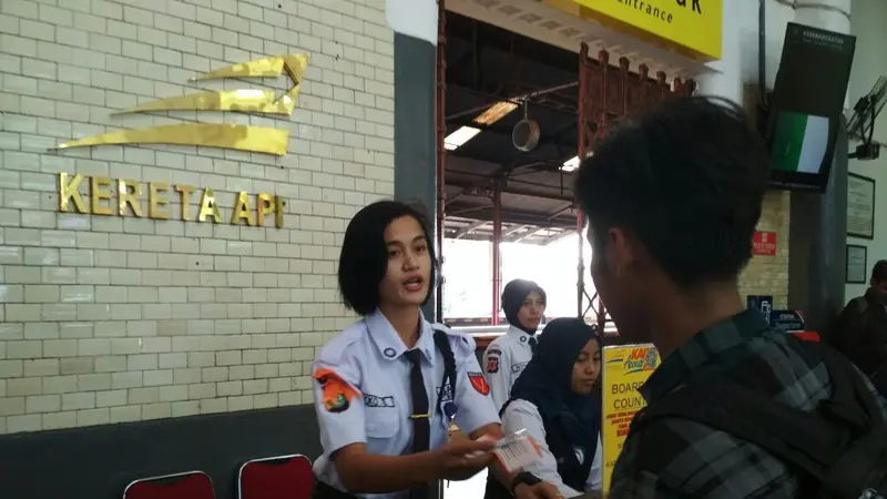 Sekuriti Cantik Siap Bantu Pemudik dari Stasiun Cirebon