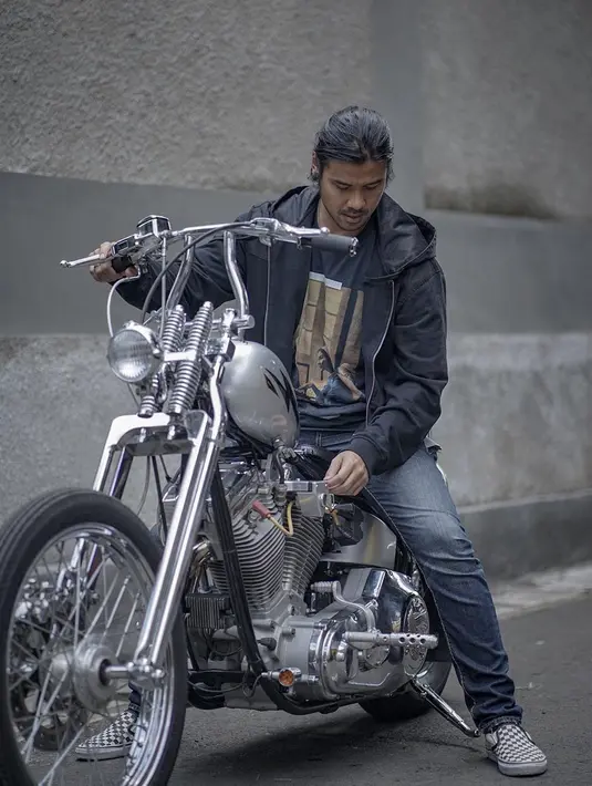 Duta FFI 2019 ini selalu punya 'me time' dengan motor-motor kesayangannya. Ia mengaku mengenarai motor bukan untuk balapan di jalan tapi hanya untuk menikmati dan kumpul bersama teman-teman. Artis 35 tahun ini juga kerap mengunggah posenya bersama moge di Instagram.(Liputan6.com/IG/@chicco.jerikho)