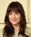 Blunt bang dipotong lurus di dahi dan tidak memiliki lapisan. Poni Dakota Johnson ini bisa mengontrol rambut kusut, sekaligus menjaga rambut tetap terlihat berkilau.