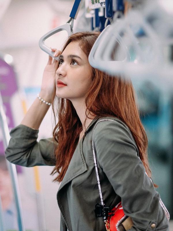 Potret Mikha Tambayong Pertama Kali Naik MRT (sumber: instagram/miktambayong)