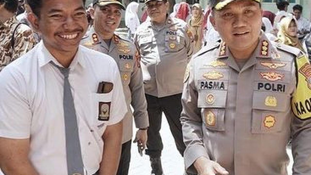 Puluhan siswa dan guru tak kuasa menahan haru saat gedung SMK Prapanca 2 Kota Surabaya kembali dibuka. Sebelumnya, sekolah ini disegel selama tujuh bulan karena persoalan sengketa antara Mantan kepala sekolah dengan pihak yayasan.