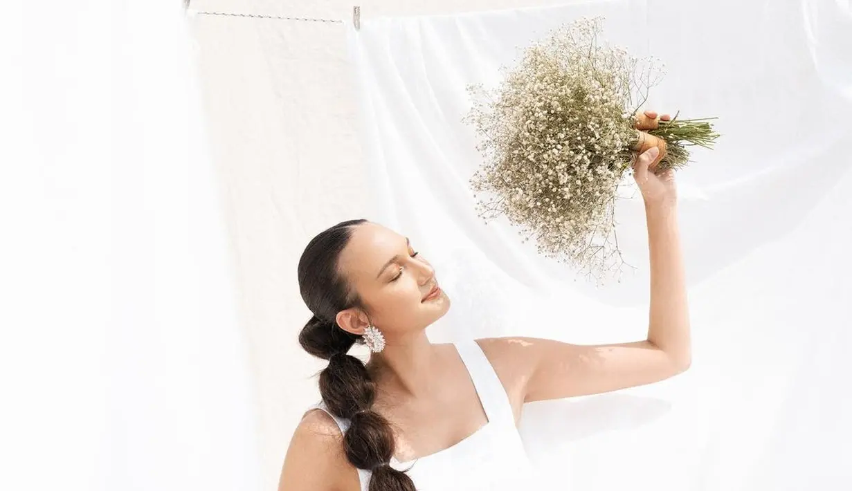 Lebih sederhana dan effortless, Nadine terlihat anggun dengan puffy braid hair [@nadinelist]