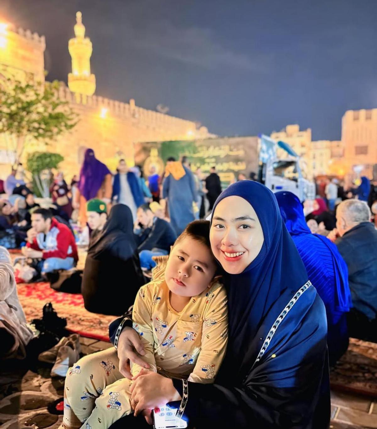 Potret Keluarga Oki Setiana Dewi, Menyambut Malam ke-27 Ramadan di Masjid Al-Azhar Kairo