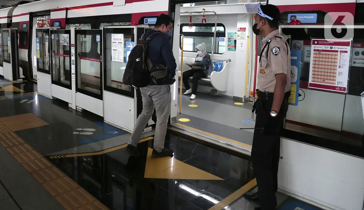 Penumpang memasuki angkutan umum Light Rail Transit (LRT) di Stasiun LRT Velodrome, Jakarta, Kamis (4/11/2021). Angkutan umum LRT Jakarta rute Velodrome - Gading menggunakan sistem integrasi antarmoda, tetapi masih sepi peminat. (Liputan6.com/Herman Zakharia)