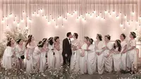 Raisa dan Hamish Daud berciuman saat resepsi pernikahan (Instagram/@thebridestory)