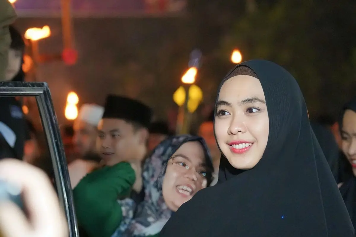 Oki Setiana Dewi melakukan pawai obor (Instagram/okisetianadewi)