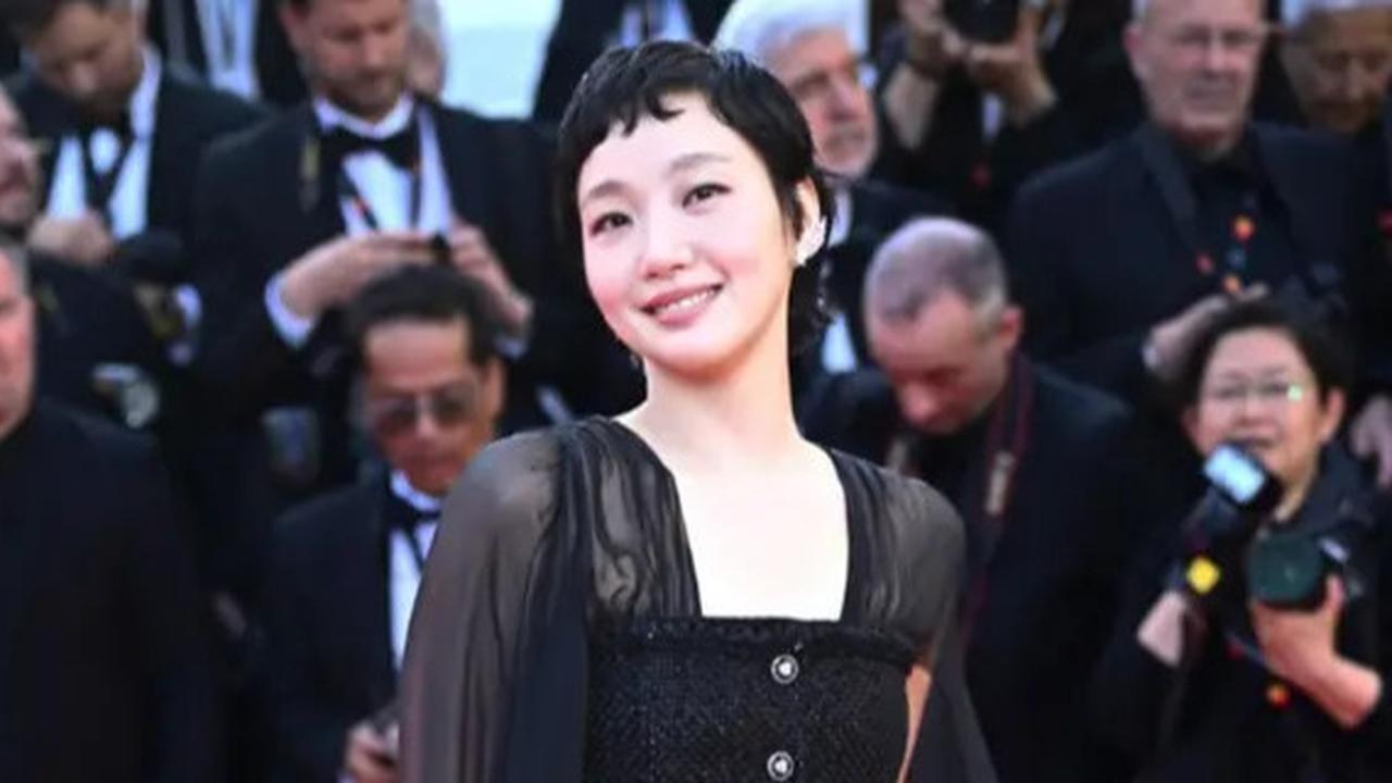 Potret Cantik Kim Go Eun di Karpet Merah Festival Film Cannes 2025, Tampil Elegan dengan Outfit Hitam Sesuai Aturan